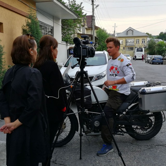 Meidän matkanjohtaja Dani paikallisen median haastattelussa Tajikistanissa