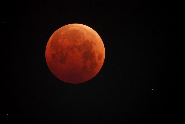 Kuunpimennyksen aikaan kuu kylpee ruosteenpunaisessa värissä.
