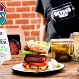 Kasvispihvi, joka muistuttaa hämmentävän paljon lihaa – Classic American Diner tuo Suomeen himoitun Beyond Burgerin