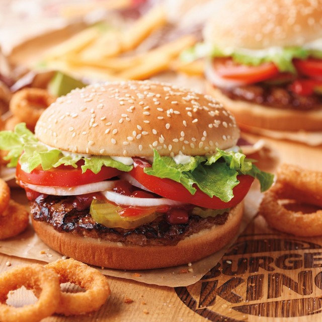 Burger King jakaa torstaiaamuna 1 000 ilmaista Whopper-ateriaa.