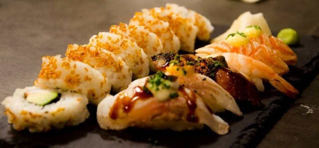Ravintola Darumassa on monipuolinen valikoima erilaisia sushisettejä.