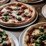 Broo Pizza & Barin pizzoista SYÖ!-tarjouksessa ovat klassinen margherita sekä vuohenjuustolla höystetty vegetariano.