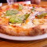 Pjazzan pizza parmigianassa on munakoisoa, tomaattia, mozzarellaa, basilikaa ja grana-juustoa.