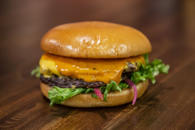 Pancho Villan jättijuustoburgerissa on kaksi sadan gramman pihviä ja Panchon remu-kastiketta. Annokseen kuuluu lisukesalaatti tai valitsemasi perunat.