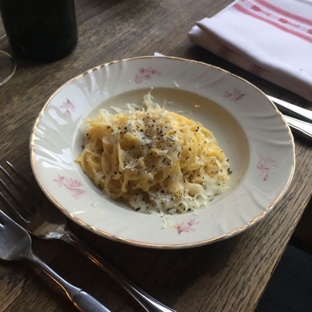 Klassisessa cacio e pepe -pastassa maistuu pecorino romano -juusto ja pippuri.