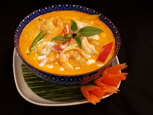 Thairavintola RICEn punainen curry jättikatkaravuilla vie kielen mennessään!