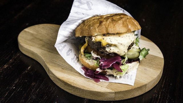 Bar Loosisterin Blues Brothers Burgeri on helmikuussa avatun ravintolan suosituin annos.