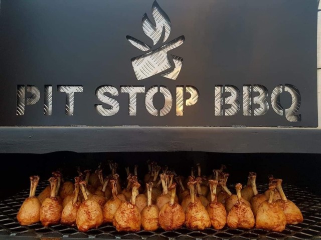 Pit Stop BBQ:n kanoja grillataan pitkään ja hartaasti.