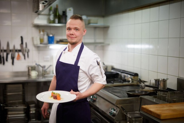 Keittiömestari Atte Westerlund haluaa kunnioittaa raaka-aineen omaan makua ja välttää turhaa kikkailua ja ylimaustamista.