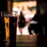 Festareillako kallista olutta? – konemusafestari Visio Festival tarjoilee 2,5 euron kaljaa voittoa tavoittelemattomassa baarissa