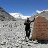 Taustalla maailman korkein vuori Mount Everest 8 848 m. Ilkka Lavas Tiibetissä Mount Everest Base Campilla 5200 metrin korkeudessa.