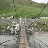 Joen yli menevä silta Kirgisiassa.