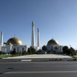 Turkmenistanissa kaikki on suurta ja kullattua. Myös moskeijat.