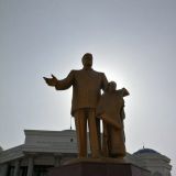 Turkmenistanin presidentin patsas. Presidenttiä sanotaan täällä leikkisästi "big daddy":ksi.