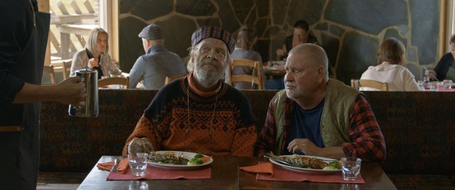 Vilppula (Vesa-Matti Loiri) ja Romppainen (Kari Väänänen) käyvät päivittäin Sirkan baarissa lounaalla.