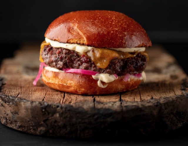 Brookdale burgerissa briossisämpylän välistä löytyy naudanlihapihvi, cheddarjuustoa, bearnaisemajoneesia ja pikkelöityä punasipulia.
