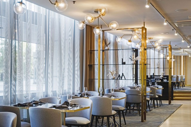 Crowne Plazan pöytiin tarjoiltava menu nautitaan uudessa Hesperia Restaurant & Bar -ravintolassa.