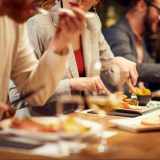 Näitä ruokia suomalaiset tilaavat nyt ravintoloissa: “Pizza ja hampurilaiset ovat korona-ajan voittajia”