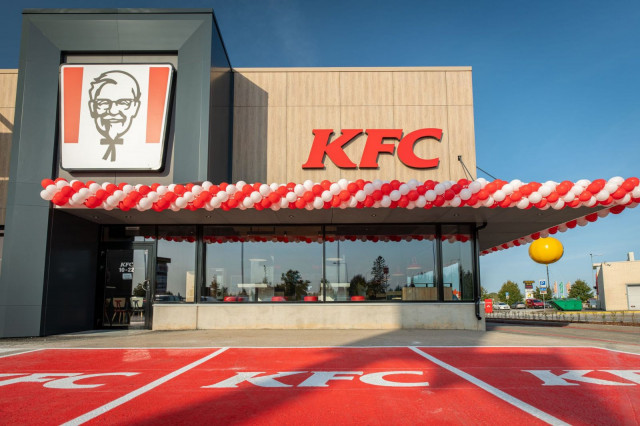Ensimmäisen virallinen Kentucky Fried Chicken -ravintola perustettiin jo vuonna 1952 Utahin Salt Lake Cityyn.