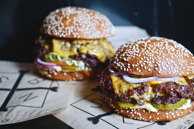 Ravintola Boneless tuo Burger Lovers -terassille suositun smash-burgerinsa.