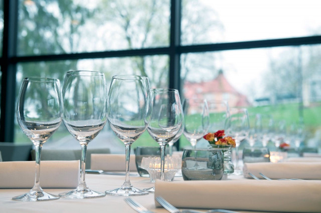 Suomalainen Pohja on ravintola, jossa syöt ateriasi valkoisten pöytäliinojen äärellä.