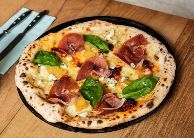 Naplesin pizzat paistetaan aidossa napolilaisessa pizzauunissa.