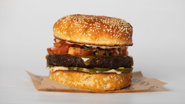 Vegeburgerin välistä löytyy ravintolan oma mustapapupihvi.