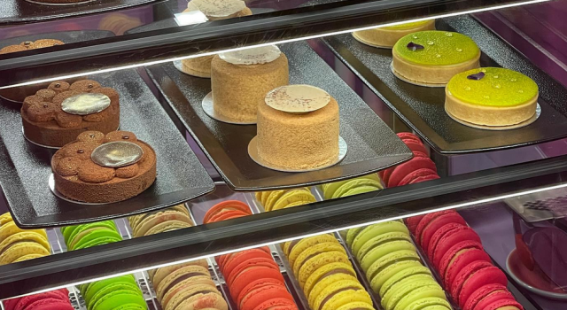 Outrun Cafessa voit nautiskella upeista leivonnaisista ja laatukahvista.