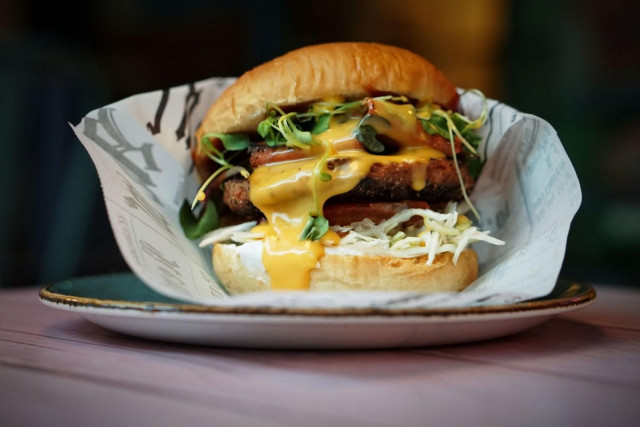 Junk y Veganin uutuus, Meatless Junky 2.0 Burger, lähtee myös matkaasi kampanjan ajan kympillä.