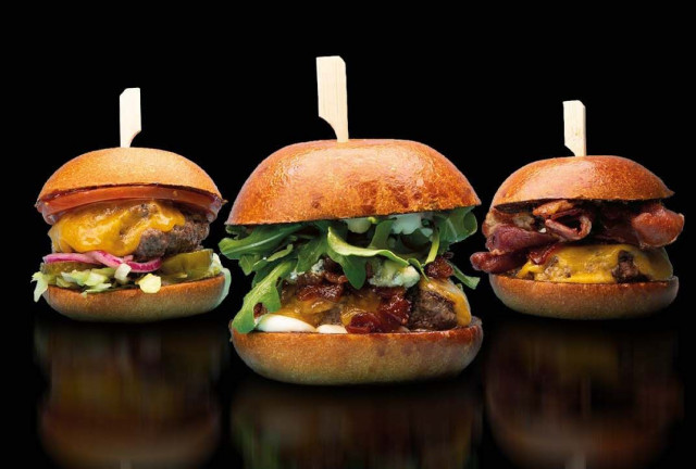 Ravintolan ensimmäisestä menusta löytyy myös slidereita eli kompakteja muutaman suupalan kokoisia miniburgereita.