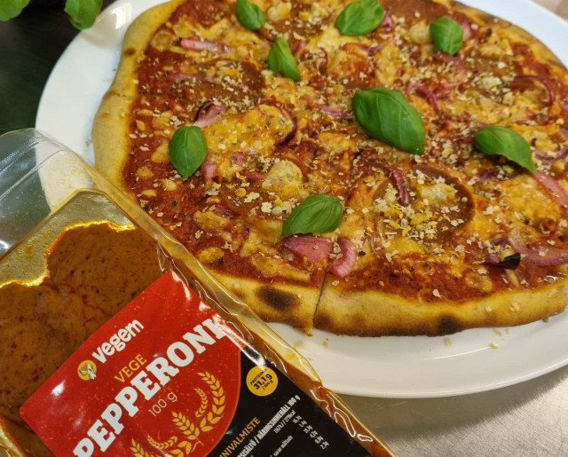 Vegaanipizza sisältää muun muassa vegaanista vepperonia.