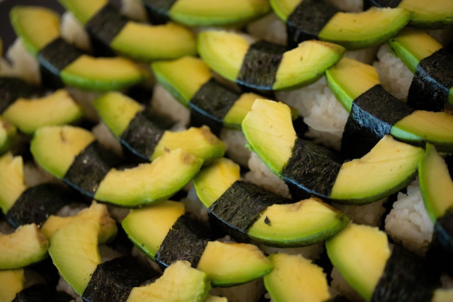 Itsudemon vegaaninen sushisetti sisältää muun muassa avokado-nigrejä.