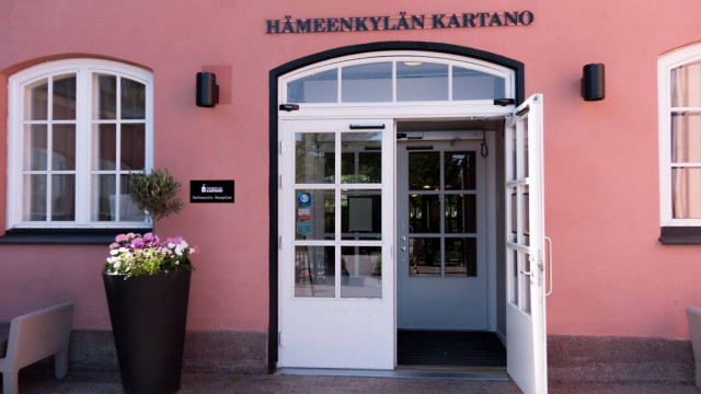 Hämeenkylän upea kartano sijaitsee hyvien kulkuyhteyksien päässä Kehä III:sen ja Vihdintien varrella.