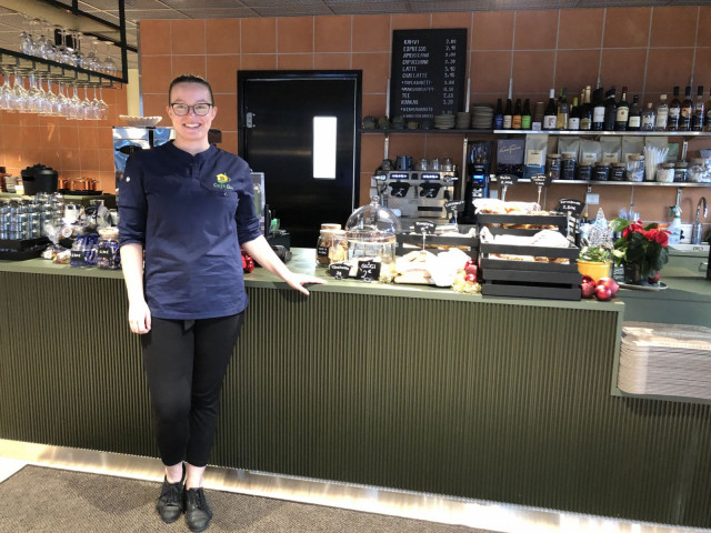 Ravintolapäällikkö Laura Räsänen toivottaa ihan kaikki tervetulleiksi Cafe Eloon.