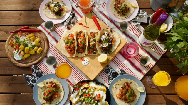 Ruokalistalta löytyy tacojen lisäksi nachoja, frittiperunoita ja kermaista simpukkakeittoa.