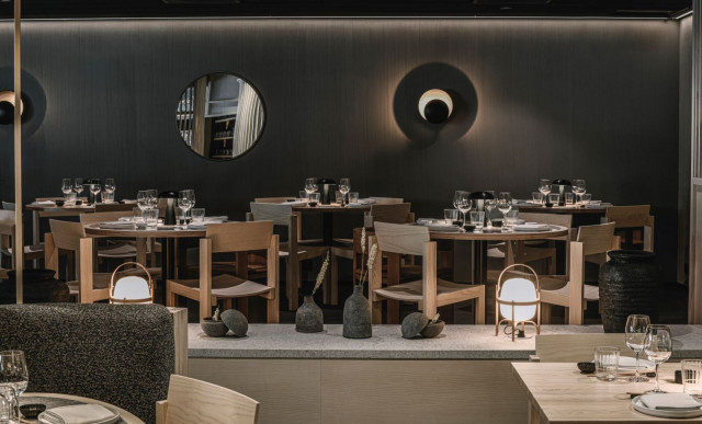 Sanchomen ravintolatila on porrastettu ja minimalistisesti sisustettu.