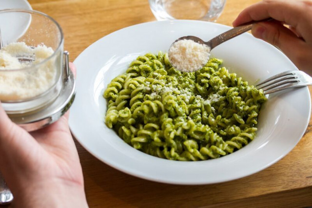 Ravintola tarjoaa illallisen lisäksi lounasaikaan pastaa ja salaattia.