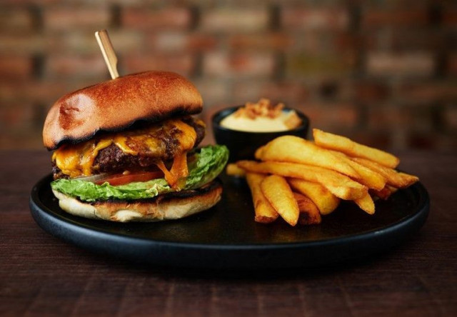 Juustoburgeri on ylivoimaisesti OlyBet Bar & Grillin suosituin annos.
