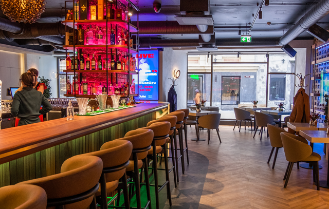 OlyBet Bar & Grill sijaitsee Tallinnassa monelle suomalaisellekin tutulla Vapaudenaukiolla.