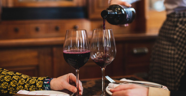 Yli sadan vaihtoehdon viinivalikoimasta löytyy viini myös vaativampaan makuun