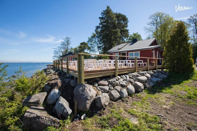 Kerholla ja sen merenrantaterassilla voit nauttia kauniina kesäpäivänä juomista, ruoista ja maisemista Helsingin eteläisimmän ja upeimman hiekkarannan ääressä.