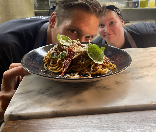 Ravintola Paninin tarjoama pasta bolognese valmistetaan rakkaudella, kertovat annoksen takaa kurkkaavat Paninin keittiömestari Tony Myrskylä ja vuoromestari Laura Sunnari.