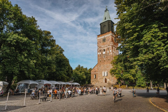 Tänä vuonna terassialue on auki toukokuusta elokuulle, ja kävijämääräksi arvioidaan yli 120 000 kävijää.