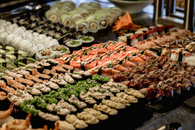 Jufun buffetista voi löytää sekä sushia että aasialaisia ruokalajeja.