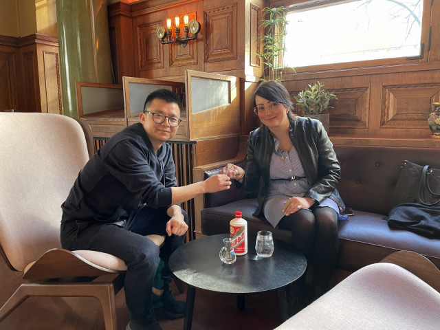 FBSK:n puheenjohtaja Greta Grönholm China Spirit Oy:n toimitusjohtajanakin toimivan Chao Tangin kanssa.