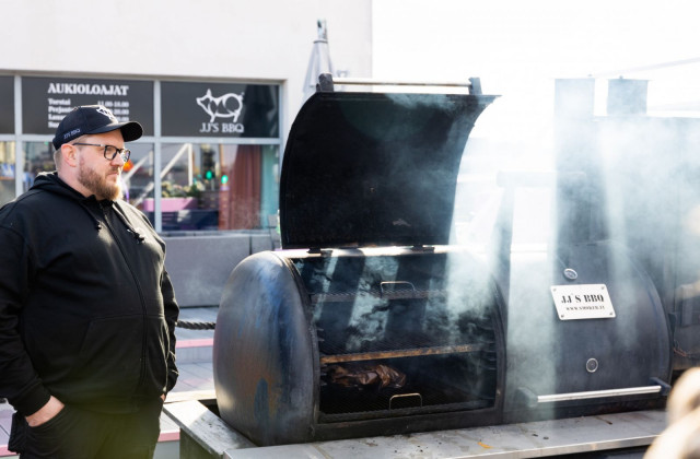 JJ's BBQ:n perustaja Jari-Jukka Kallunki esittelemässä mobiili-smokeriaan jossa valmistuvat suussasulavat brisketit.