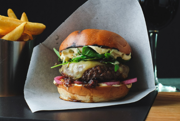 Deluxe Burger & Pizza tarjoilee herkullisia burgervaihtoehtoja SYÖ!-viikoilla.