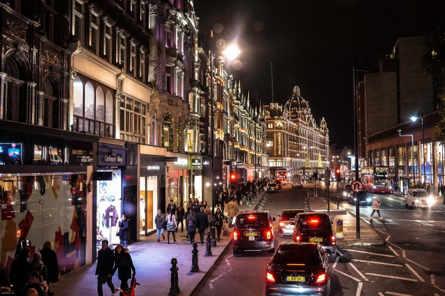 Lontoo on herrasmiehen muotipääkaupunki. Taustalla kuuluisa Harrods-tavaratalo.