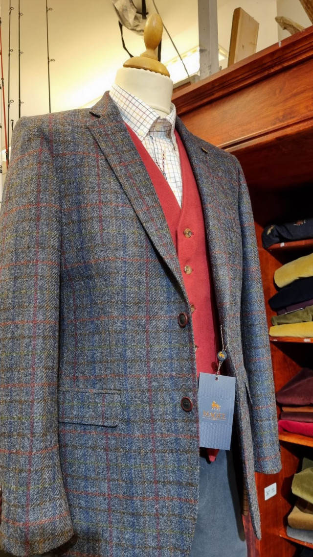 Tweedkankaasta tehdyt pikkutakit kuuluvat klassiseen pukeutumiseen. Kuva on otettu Unioninkadun Kapteenska-muotikaupassa.
