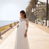 Un abito da sposa bianco semplice ed elegante